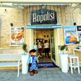 Li si trova sulle sedie e sugli sgabelli, sui manifesti che pubblicizzano i prodotti in vendita, sulla bandiera all�entrata con su scritto �gelato argentino� e sul peluche posto all�ingresso con indosso la maglia dell�Albiceleste e una sciarpa del Napoli: un evidente omaggio a Diego Armando Maradona